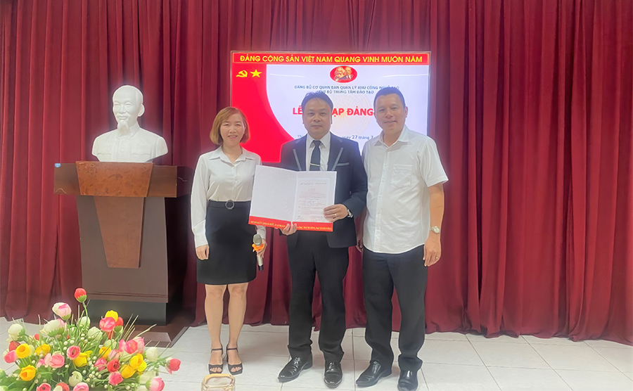 Lễ kết nạp Đảng viên mới tại Trung tâm Đào tạo Khu Công nghệ cao