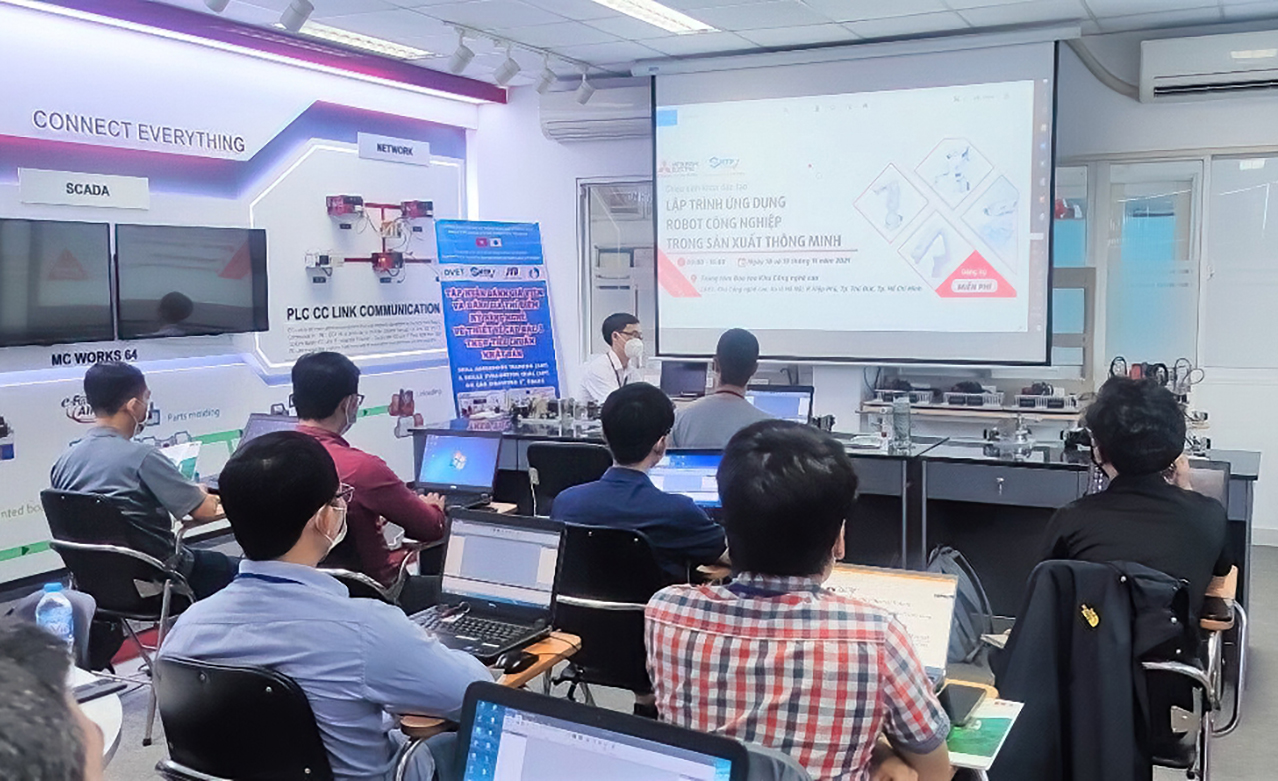 Lập trình ứng dụng Robot công nghiệp trong sản xuất thông minh