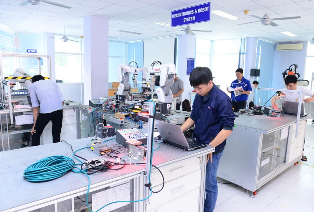 Nhà máy thông minh và robot với trí tuệ nhân tạo 2018