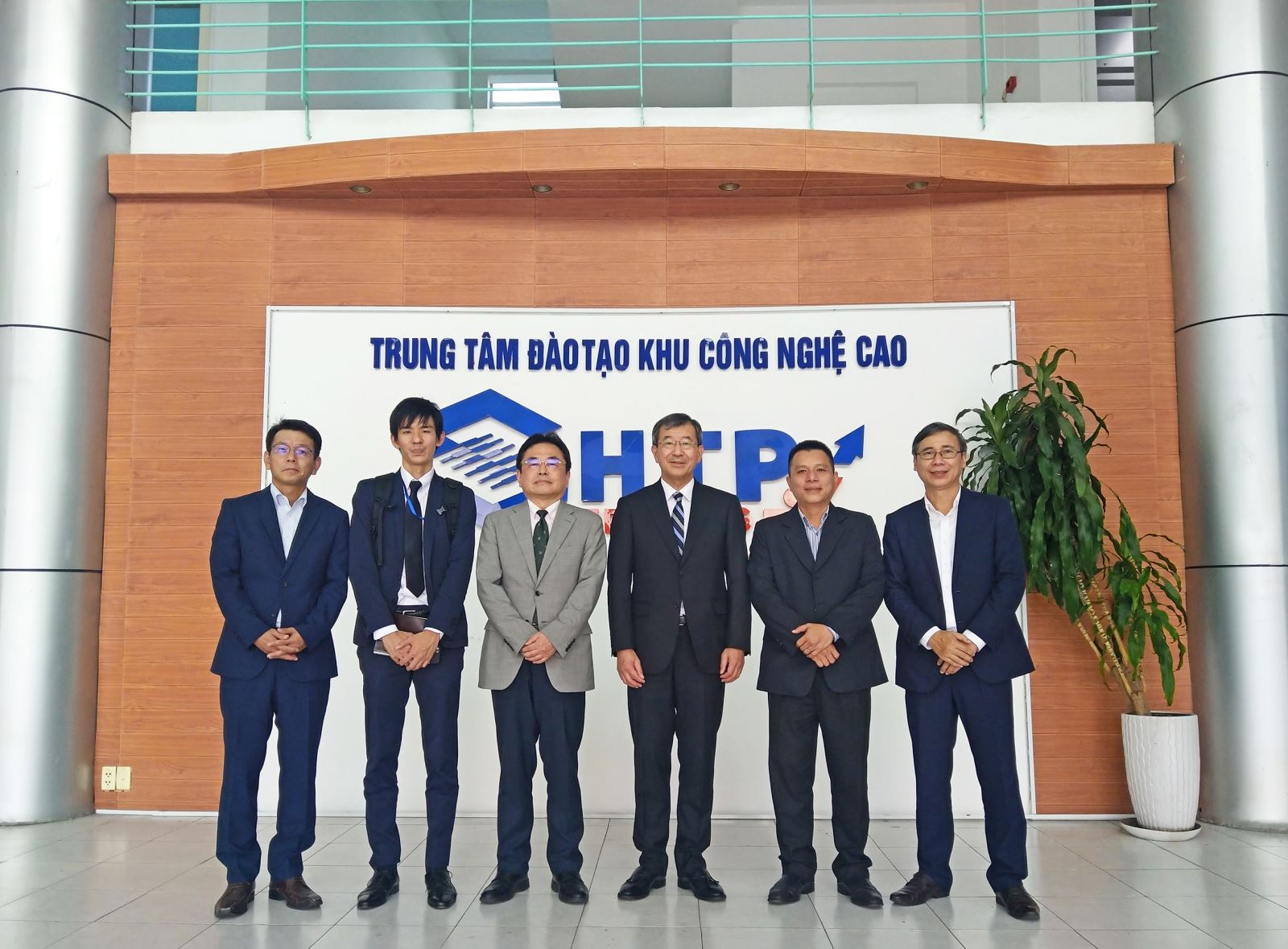 TỔNG LÃNH SỰ QUÁN NHẬT BẢN TẠI THÀNH PHỐ HỒ CHÍ MINH ĐẾN THĂM TRUNG TÂM ĐÀO TẠO KHU CÔNG NGHỆ CAO
